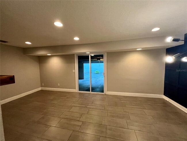 Building Photo - 727 N Himes Ave