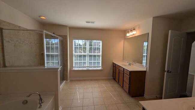 Building Photo - Stunning 7 Bedroom House with a Loft and Updated Kitchen in Harrisburg