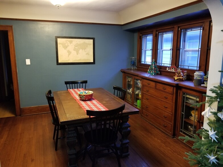 Dining room with built in cabinetry! - 5717 W Vliet St