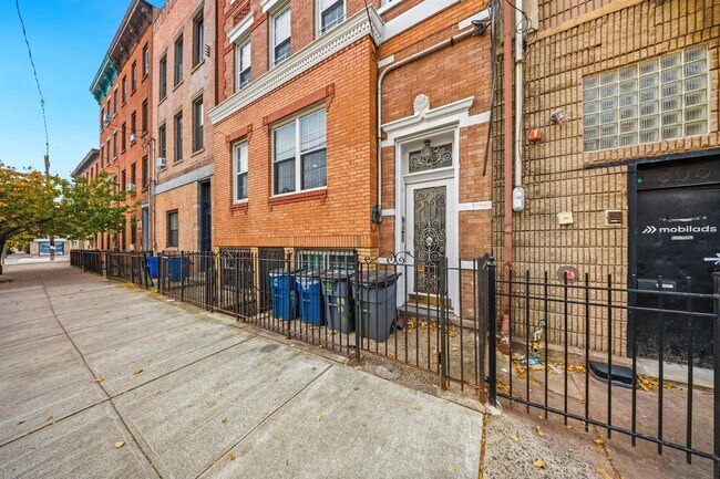 Building Photo - 303 3rd St