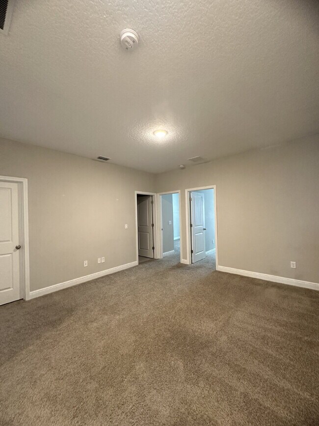 Building Photo - Stylish 3-Bedroom Townhouse with 2.5 Baths...