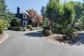 Building Photo - Spacious 4 Bedroom 2.75 Bath Luxury Sammam...