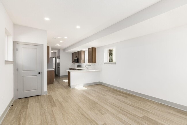 Building Photo - 858 E Starr Ave
