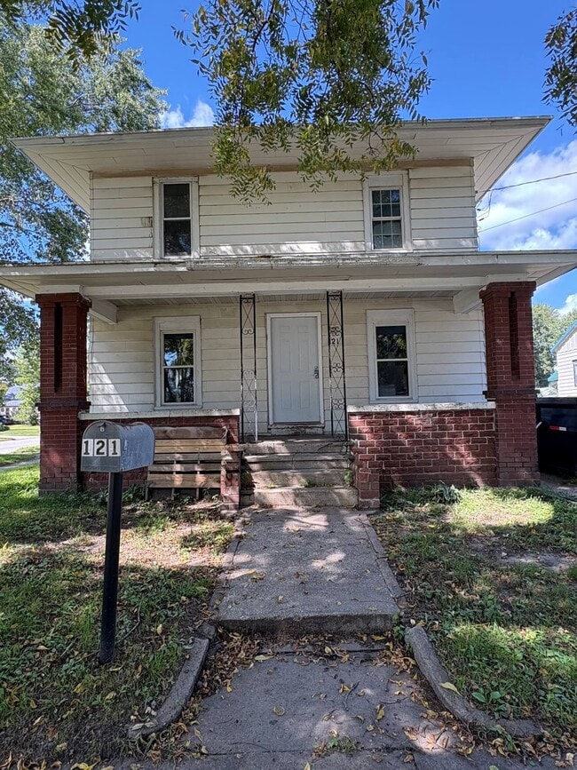 Primary Photo - 121 1st St NW