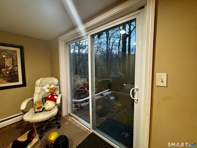 Building Photo - 6 Redcoat Ln