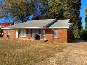 Building Photo - GREAT DUPLEX AVAILABLE NOW