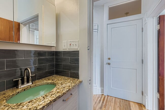 Building Photo - Charming Upper-Level 2 bed 1 bath Unit in ...