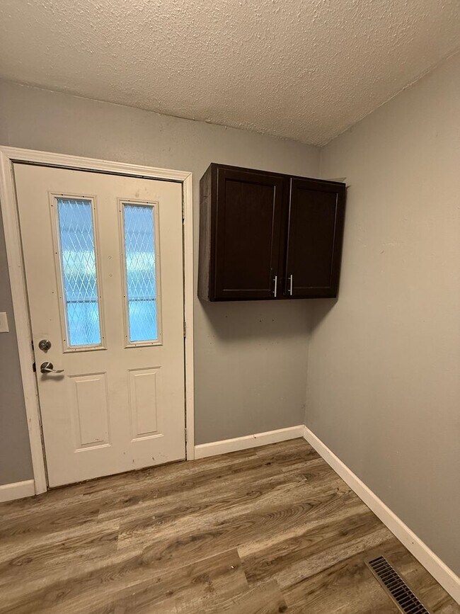 Building Photo - 4 bedroom/2 bath house