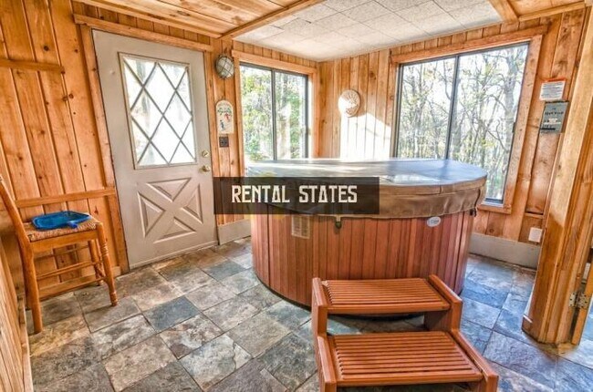 Building Photo - 5 bedroom in Lake Harmony PA 18624