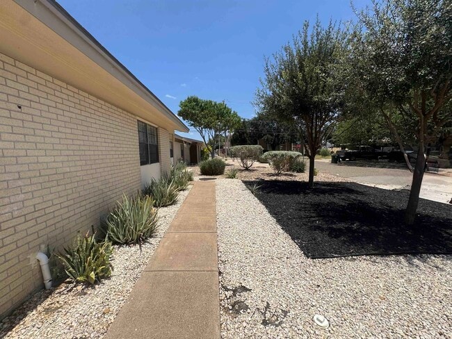 Building Photo - 626A Birchwood Ln