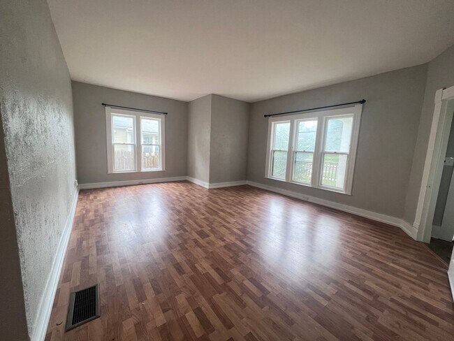 Building Photo - Wonderful and Spacious Three Bedroom Home Minutes from Downtown Grand Rapids!!