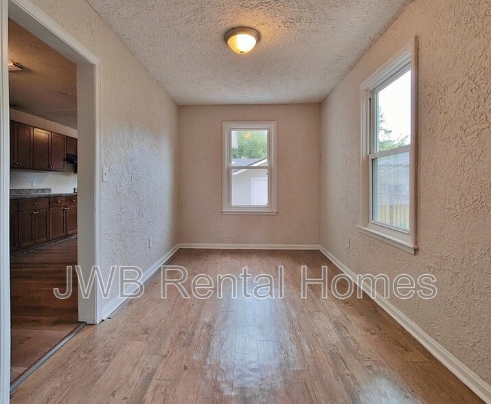 Building Photo - 284 E 46th St