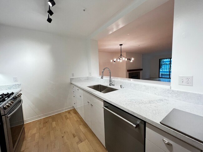 Building Photo - Modern Condo in the heart of North Beach