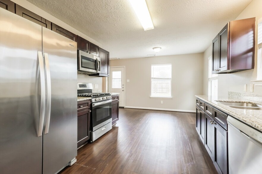 Building Photo - 21818 Hemlock Park Dr