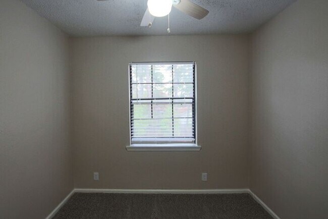 Building Photo - 3 Bedroom 2.5 Bathroom Townhome in Tyler TX!