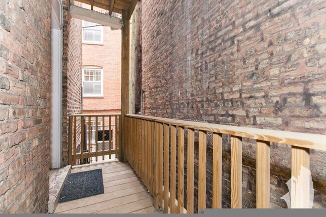 Building Photo - 624 W Roscoe St