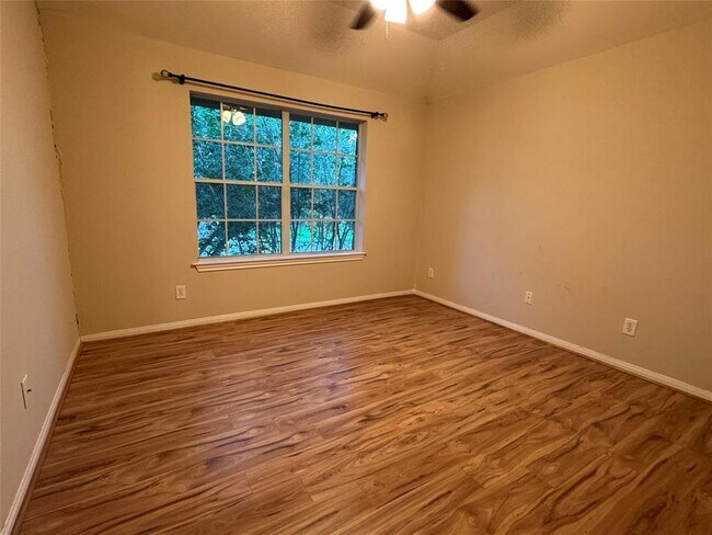 Building Photo - 3335 Southdown Dr