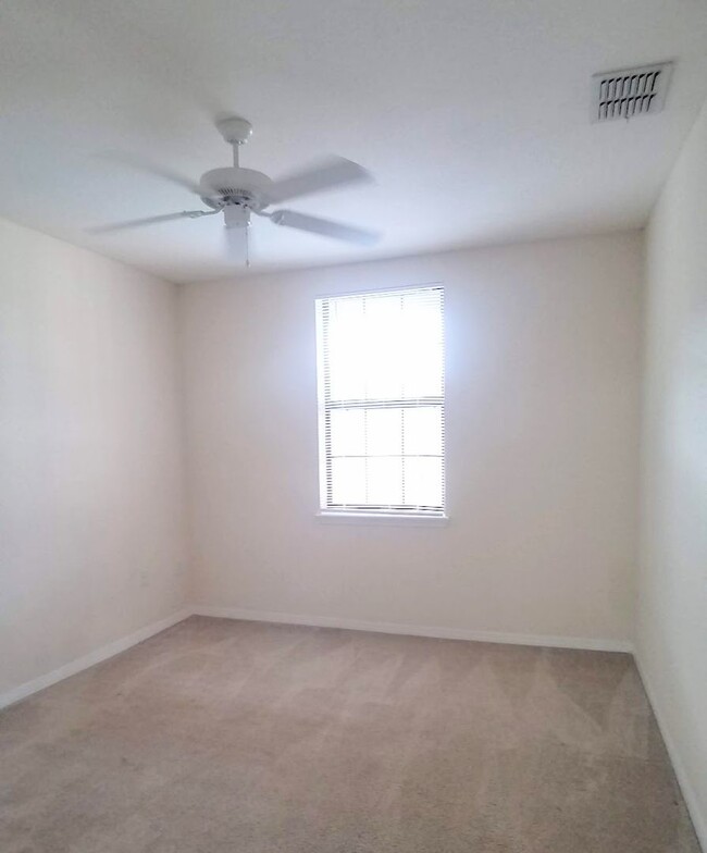 Building Photo - Beautiful 3/2 Pool View Condo  x Rent @ Th...