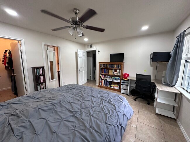 Building Photo - 6916 Elliot Ct