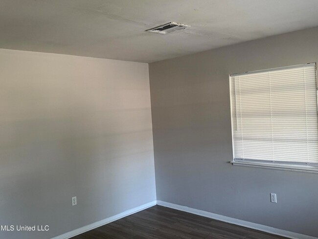 Building Photo - 609 Academy Dr