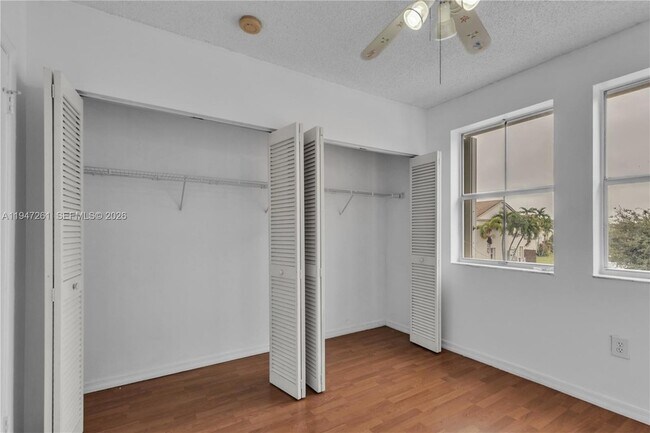 Building Photo - 9193 Fontainebleau Blvd