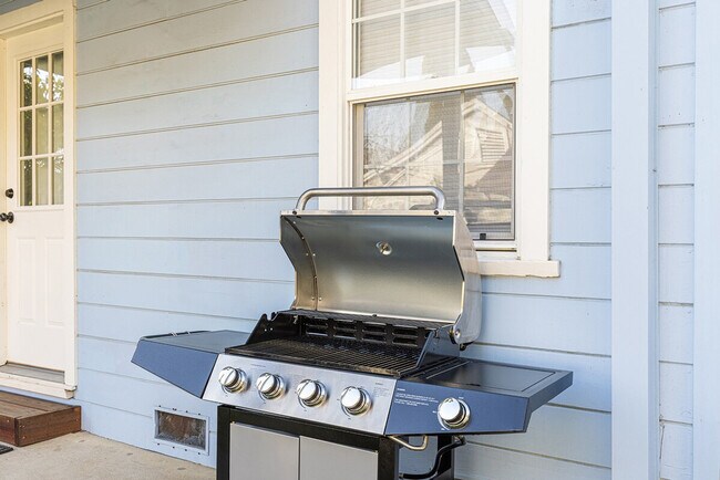 Building Photo - 831 Patchett St