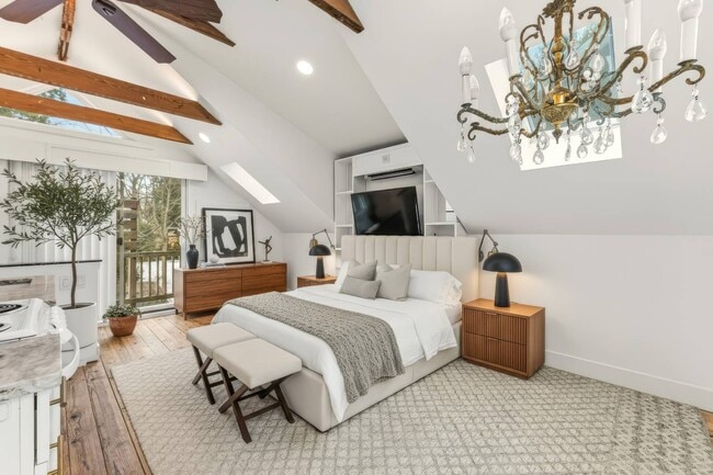 Building Photo - 264 Lake St