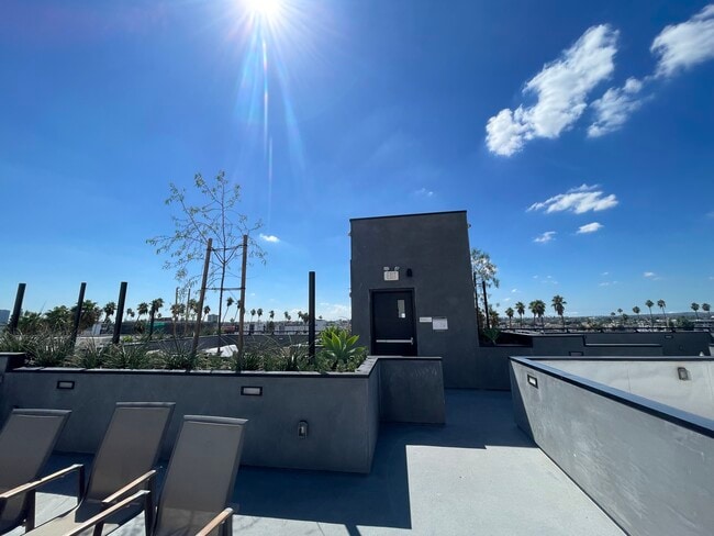 Building Photo - 846 S Mariposa Ave