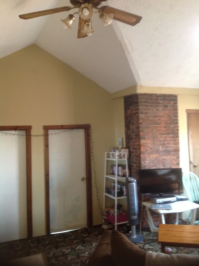 Building Photo - Spacious Downtown 2 Bedroom Attic Apartment