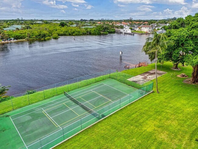 Building Photo - 382 Golfview Rd