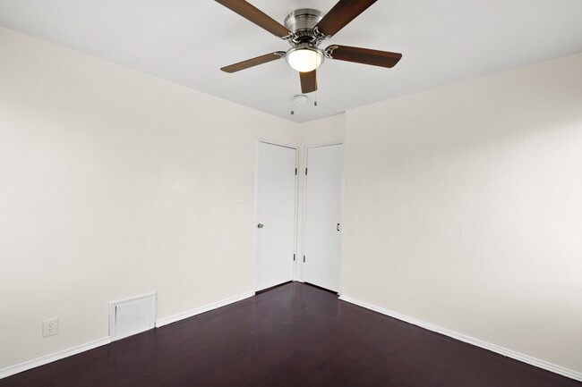Building Photo - 431 Venice Way