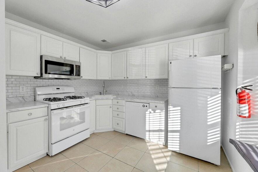 Building Photo - 2198 Kent Ct