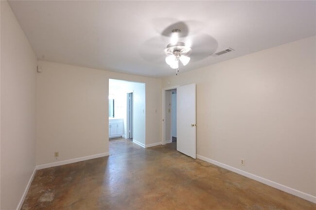 Building Photo - 2303 Western Trails Blvd