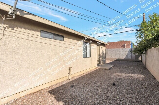 Building Photo - 1107 W Sonora St