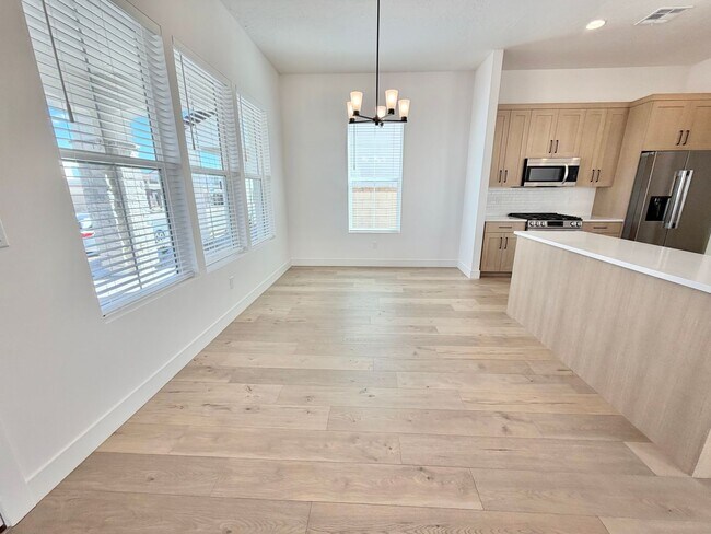 Building Photo - Desert Color 4 Bed Home!