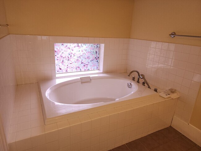 Building Photo - Spacious 3BR/3BA in Sought- After Queen Anne Location
