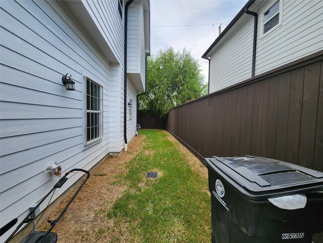 Building Photo - 2202 Lynnfield St