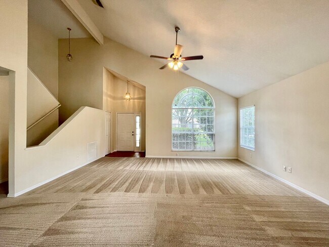Building Photo - LARGE AND SPACIOUS 4/3 HOME IN EAST ORLANDO WEDGEFIED COMMUNITY