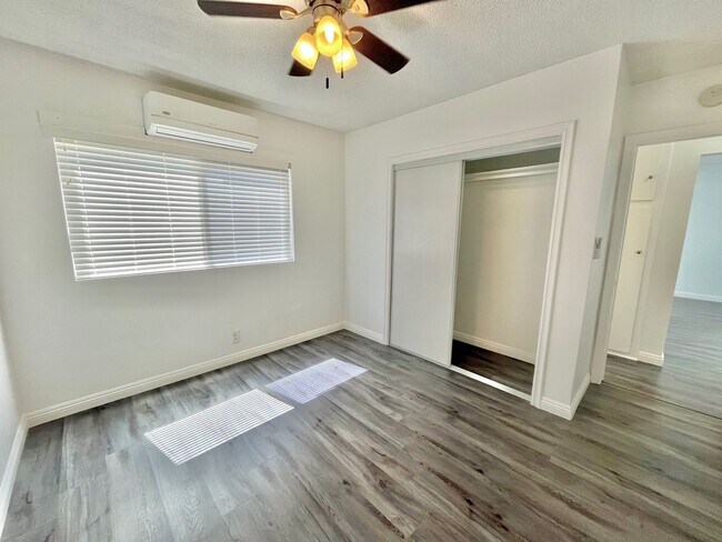 Building Photo - Small