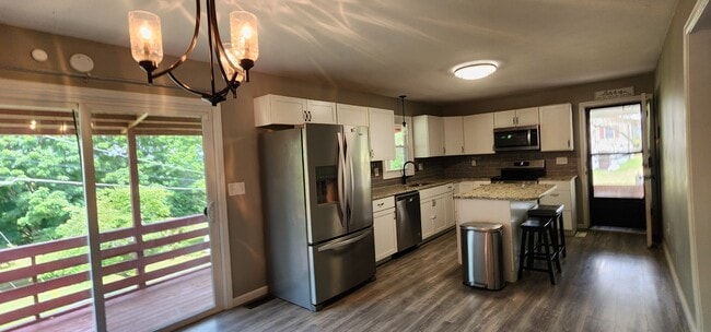 Building Photo - Woodland Hills