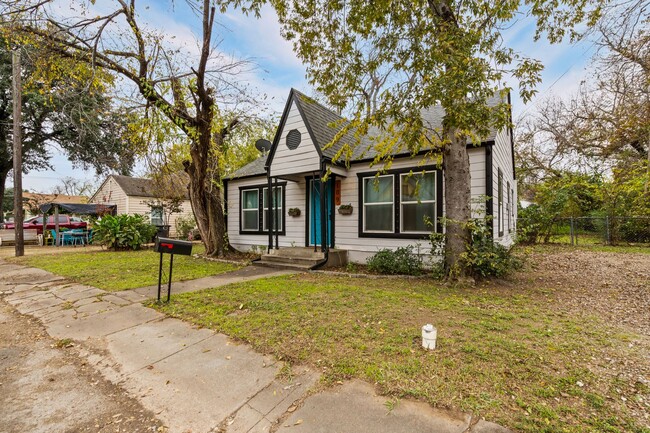 Building Photo - Charming in Cleburne