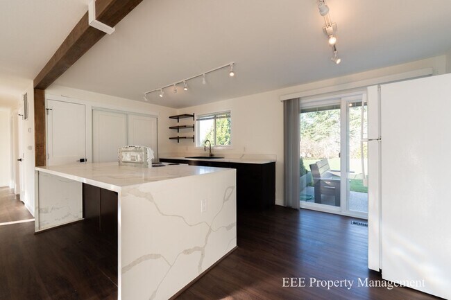 Building Photo - Cozy Redmond Rambler ready for move in NOW