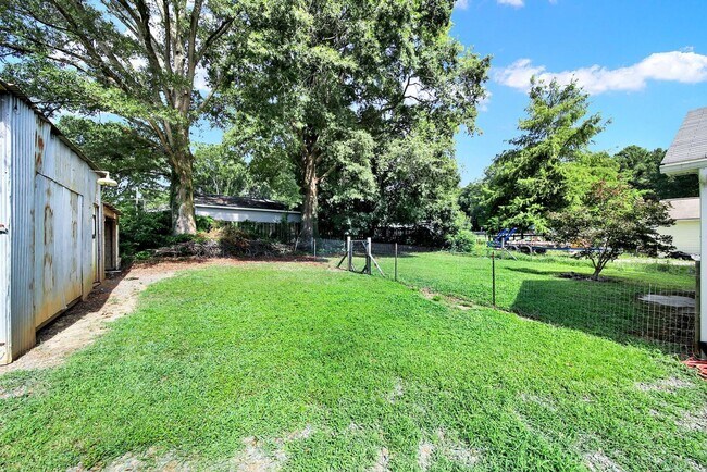 Building Photo - Wonderful Three Bed Two Bath Home in Stanf...