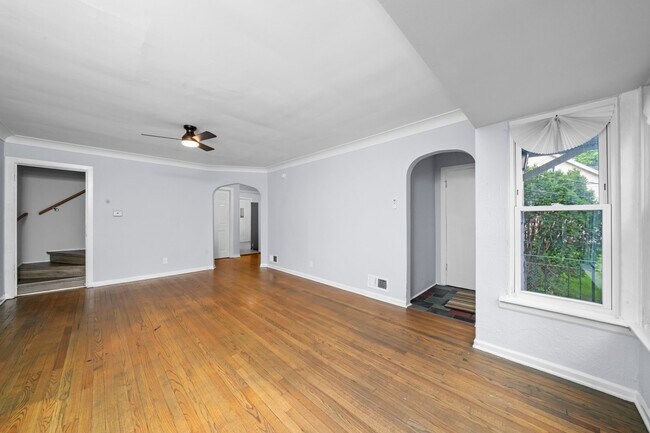 Building Photo - 701 E 142nd St