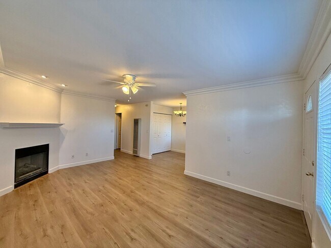Building Photo - Upgraded and Bright 2nd floor Condo in Rol...