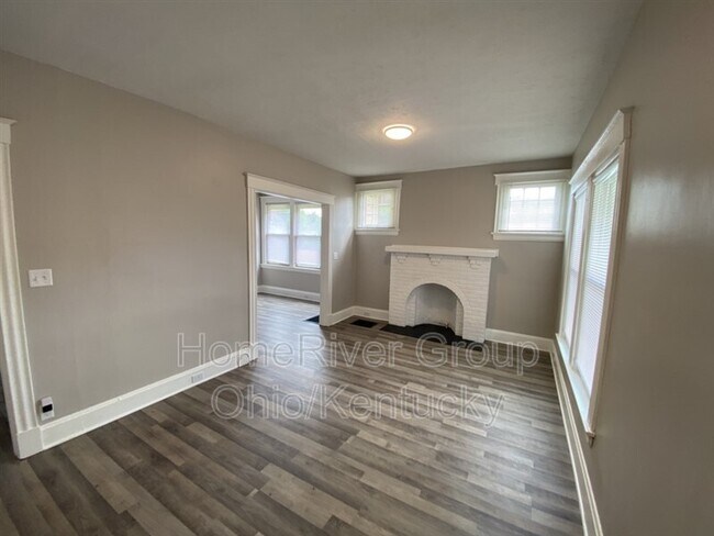 Building Photo - 1008 Lusitania Ave