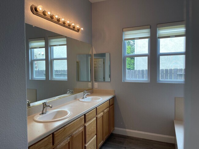 Building Photo - Immaculate 4br Pet Friendly Home in Morada