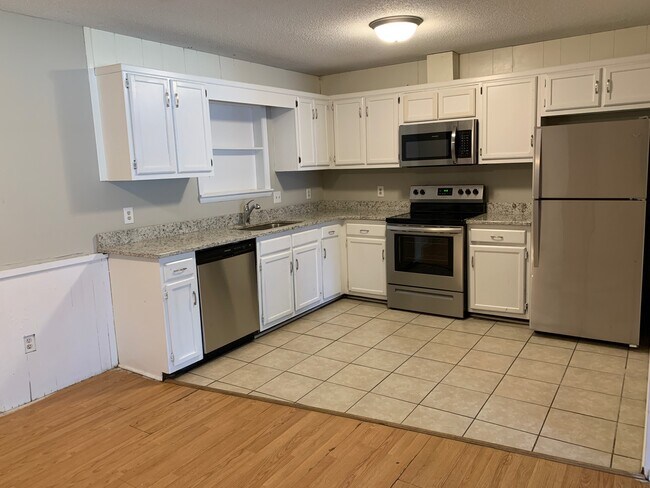 Building Photo - 812 Robin Hood Trail