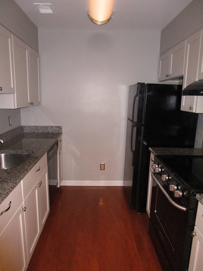 Building Photo - Terrace Level 1BR/1BA Updated Condo in Dor...