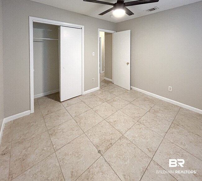 Building Photo - 6410 Schoel Ln